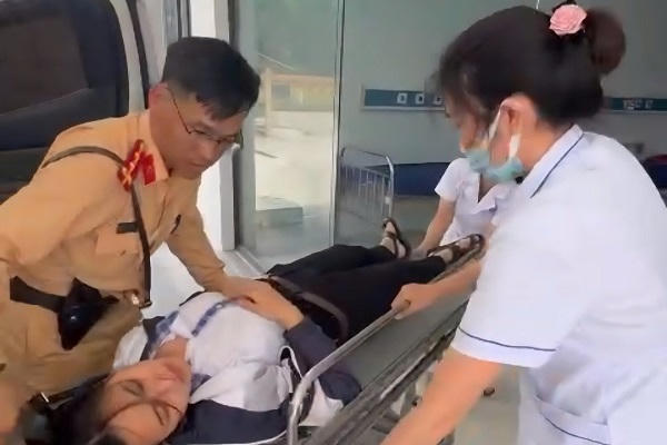 CSGT Quảng Trị kịp thời đưa nữ sinh đi cấp cứu bằng xe đặc chủng