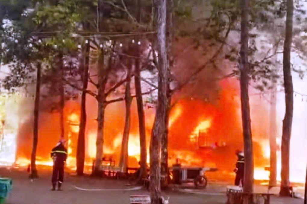 Cháy lớn tại Khu phố đêm Măng Đen, 4 gian hàng bị thiêu rụi