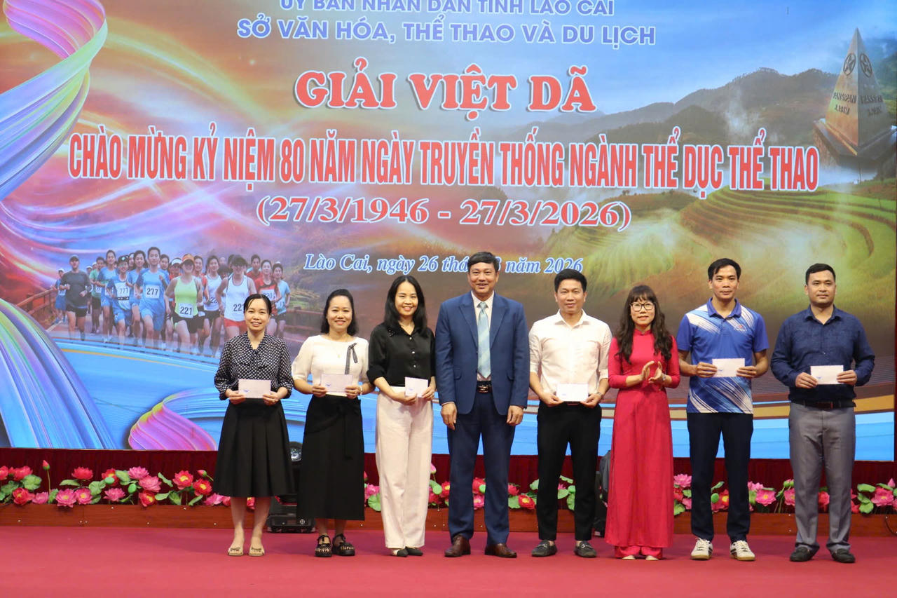 Lãnh đạo Sở Văn hóa, Thể thao và Du lịch tỉnh Lào Cai tặng bằng khen và giải thưởng cho các cá nhân xuất sắc trong công tác thể dục thể thao