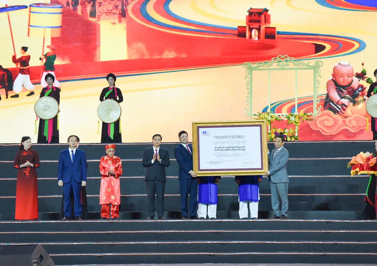 Bắc Ninh đón nhận Bằng UNESCO ghi danh Nghề làm tranh dân gian Đông Hồ