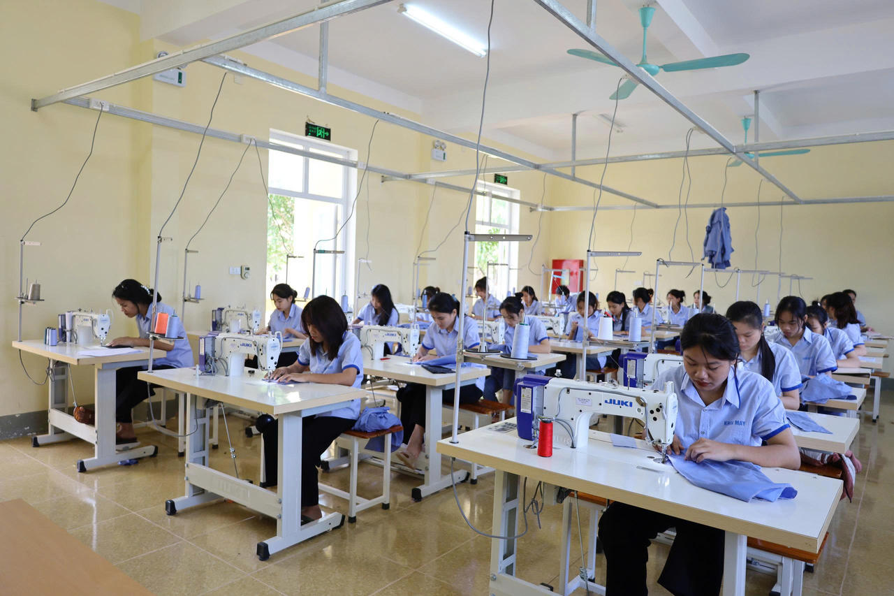 Đào tạo nghề may tại Trường Trung cấp Dân tộc nội trú Nghệ An.