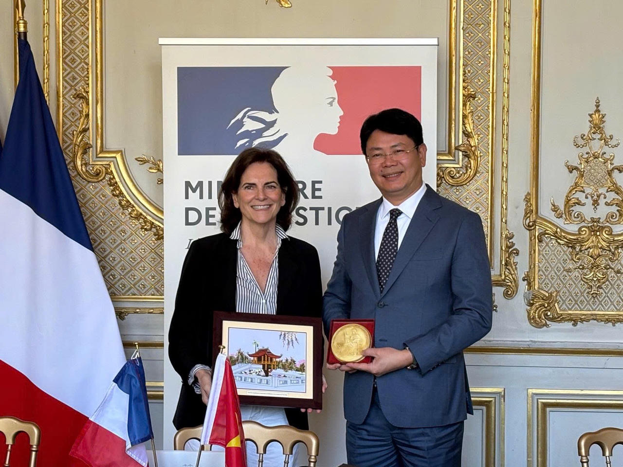 Hai Thứ trưởng Bộ Tư pháp chụp ảnh lưu niệm