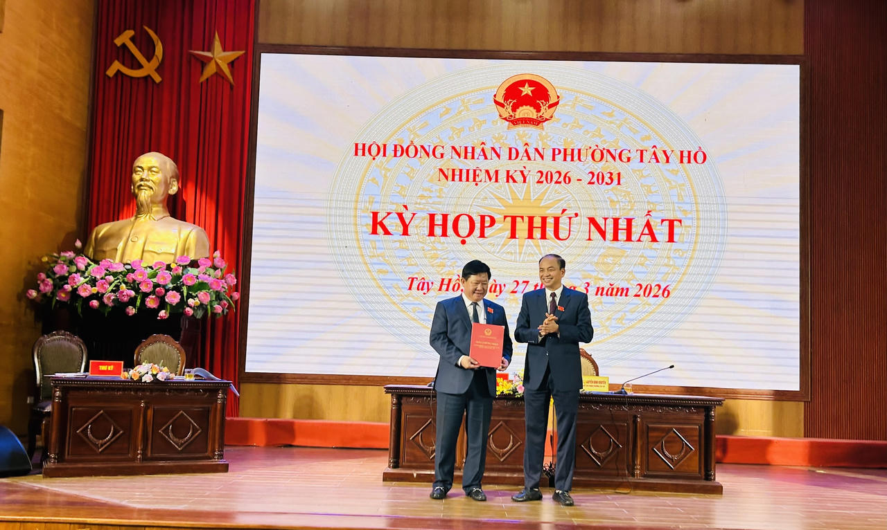 Đồng chí Nguyễn Thanh Tịnh - Phó Bí thư Đảng ủy, Chủ tịch UBND phường Tây Hồ&nbsp;nhận giấy chứng nhận đại biểu HĐND phường. (Ảnh Thùy Dương)