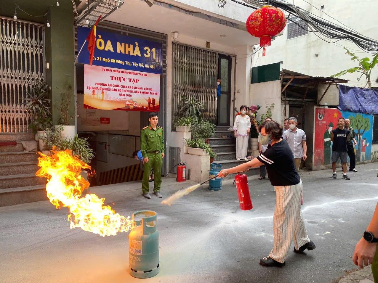 Bà Hà Thị Mùi (trú tại Thụy Khuê) cho biết “Trước đây tôi còn khá chủ quan, nhưng sau khi được hướng dẫn cụ thể, tôi thấy kiến thức rất dễ hiểu, sát thực tế, giúp bản thân tự tin hơn khi gặp tình huống cháy nổ.”
