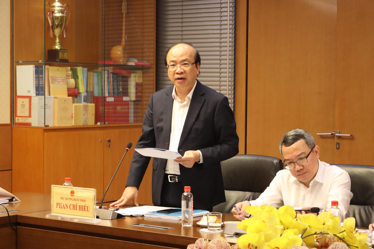 Thứ trưởng Phan Chí Hiếu trình bày tờ trình tại cuộc họp.