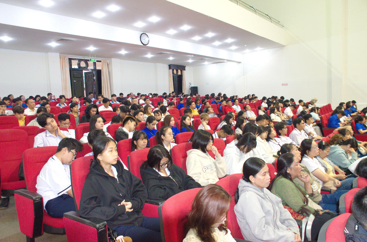 Đại biểu, thanh niên, học sinh, sinh viên tham dự Diễn đàn.