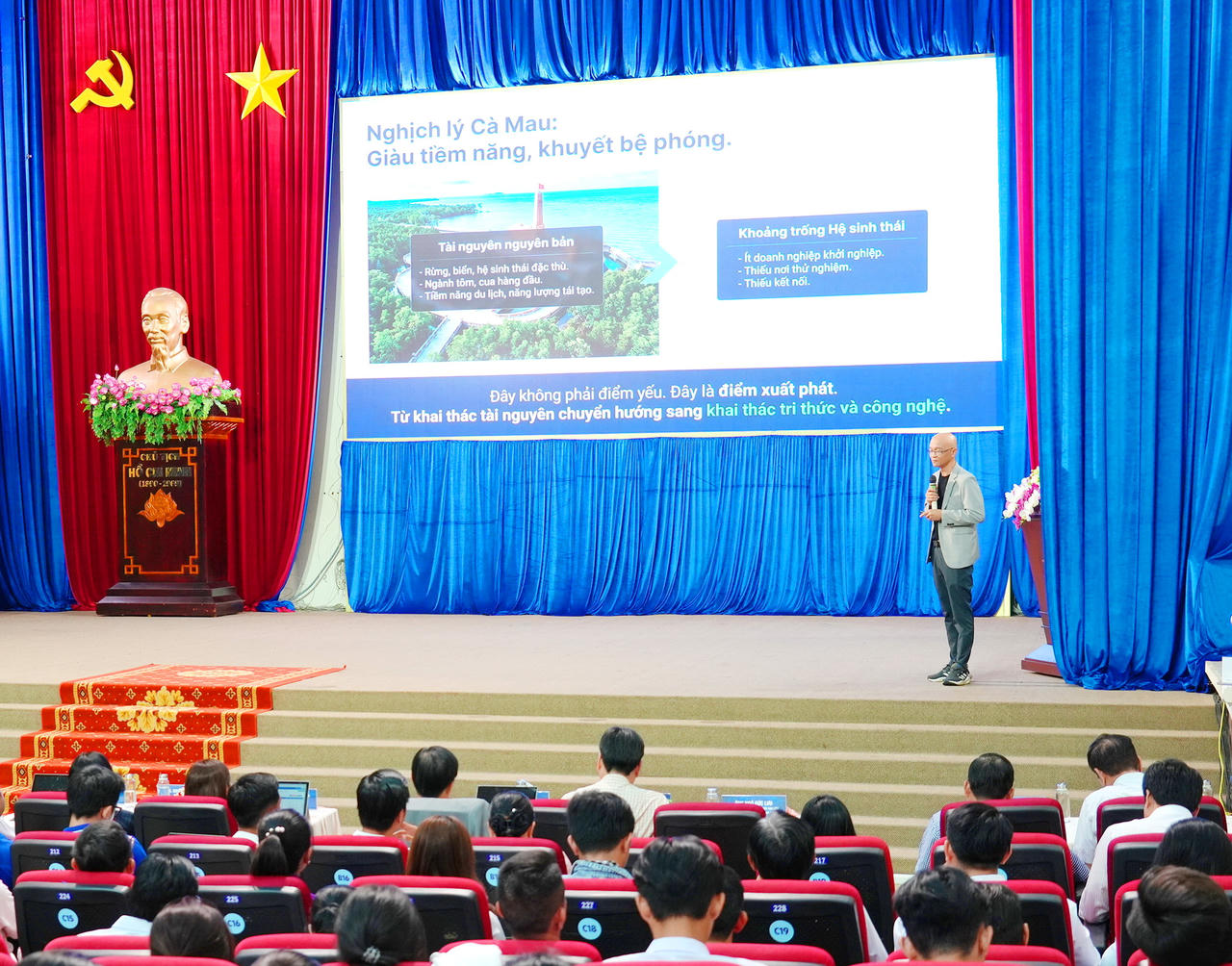 TS. Triệu Thanh Tuấn - Giám đốc CiNEC, trình bày tham luận về xây dựng hệ sinh thái khởi nghiệp thực chất.