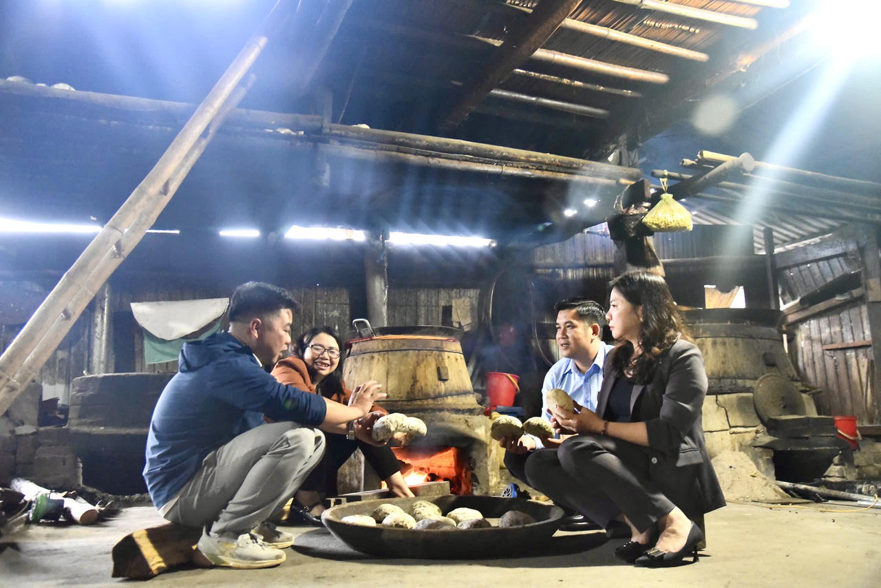 Nhiều sản phẩm từ các làng nghề đang là thương hiệu nội tiếng được du khách lựa chọn. (Ảnh: Thanh Tùng)