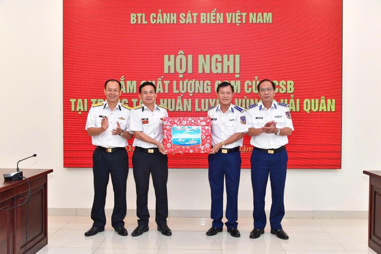 Đại tá Nguyễn Thái Dương - Phó Chính ủy Bộ Tư lệnh Vùng Cảnh sát biển 4 tặng quà của BTL Vùng Cảnh sát biển 4 cho chỉ huy Trung tâm Huấn luyện Vùng 2 Hải quân và các Tiểu đoàn huấn luyện.