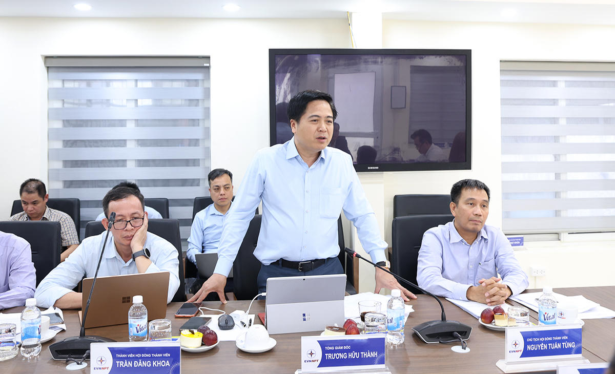 Tổng giám đốc EVNNPT Trương Hữu Thành báo cáo tại cuộc họp