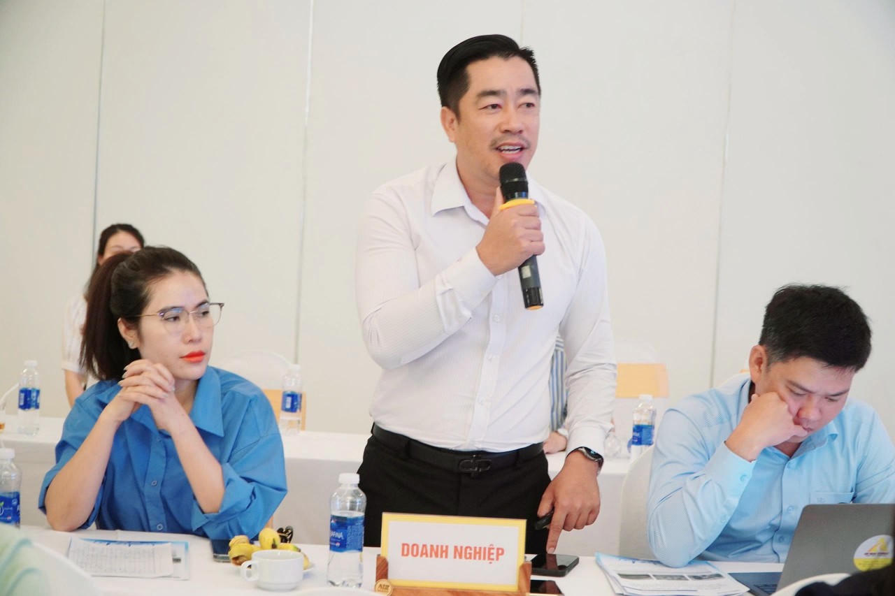 Đại biểu Trần Văn Tâm - Phó Giám đốc phụ trách CN Vietravel An Giang đóng góp ý kiến tại tọa đàm