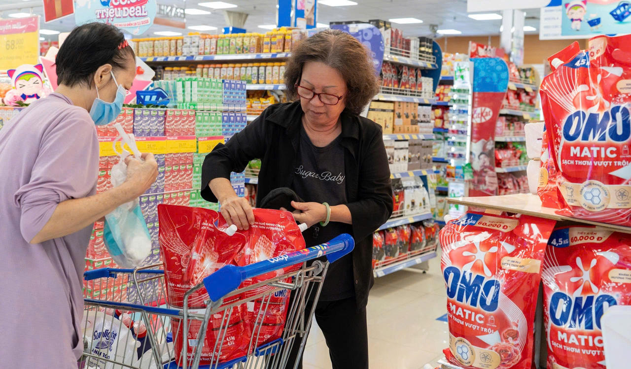 “Lễ hội giặt xả” thu hút khách hàng với nhiều sản phẩm giảm sâu trong mùa ẩm