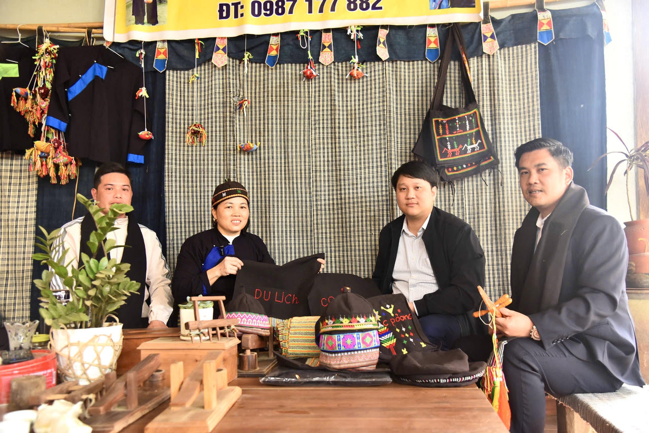 Những sản phẩm thủ công tại địa phương của người dân đang được bảo tồn, phát triển thành sản phẩm du lịch. (Ảnh: Thanh Tùng)