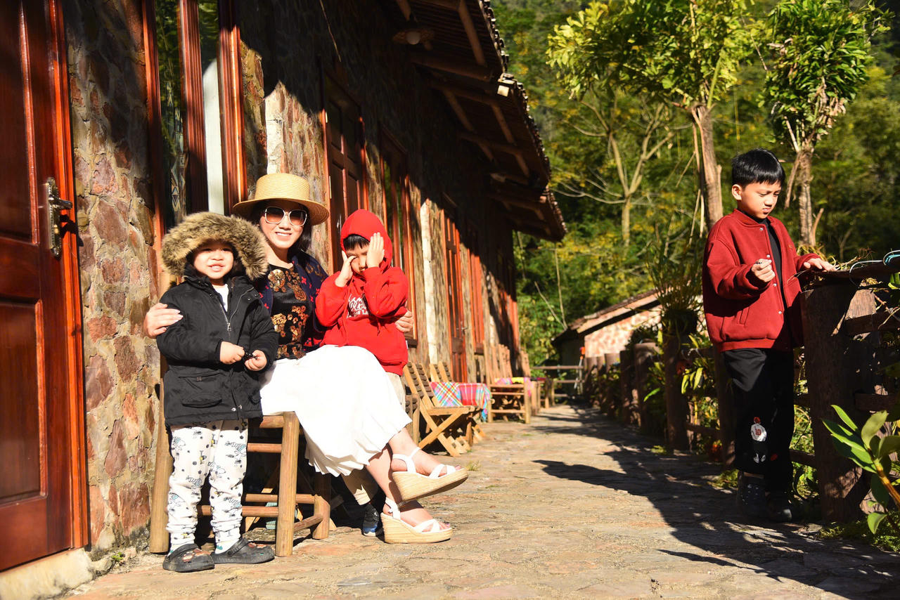 Khách du lịch trải nghiệm khu làng đá Khuổi Ky. (Ảnh: Lê Hanh)