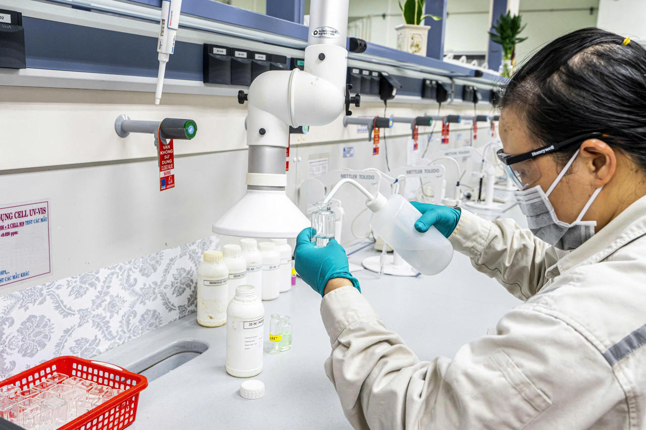 Nguyên liệu đầu vào cho quá trình sản xuất ethanol chủ yếu là sắn lát khô, được các đối tác cung ứng theo hợp đồng dài hạn. 