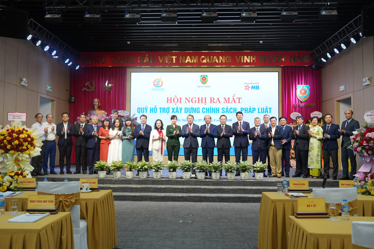 Bộ trưởng Nguyễn Hải Ninh và các đại biểu chụp ảnh lưu niệm.