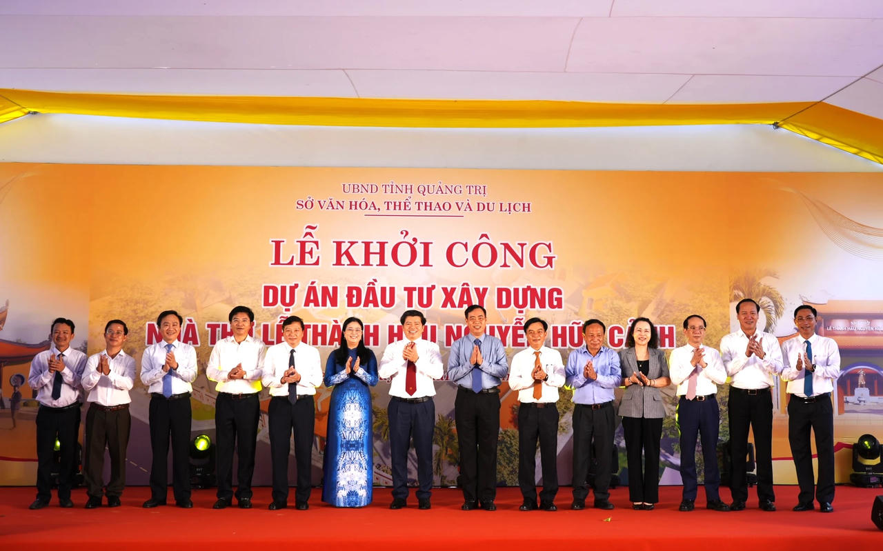 Các đại biểu chụp ảnh lưu niệm tại lễ khởi công Dự án xây dựng Nhà thờ Lễ Thành hầu Nguyễn Hữu Cảnh.