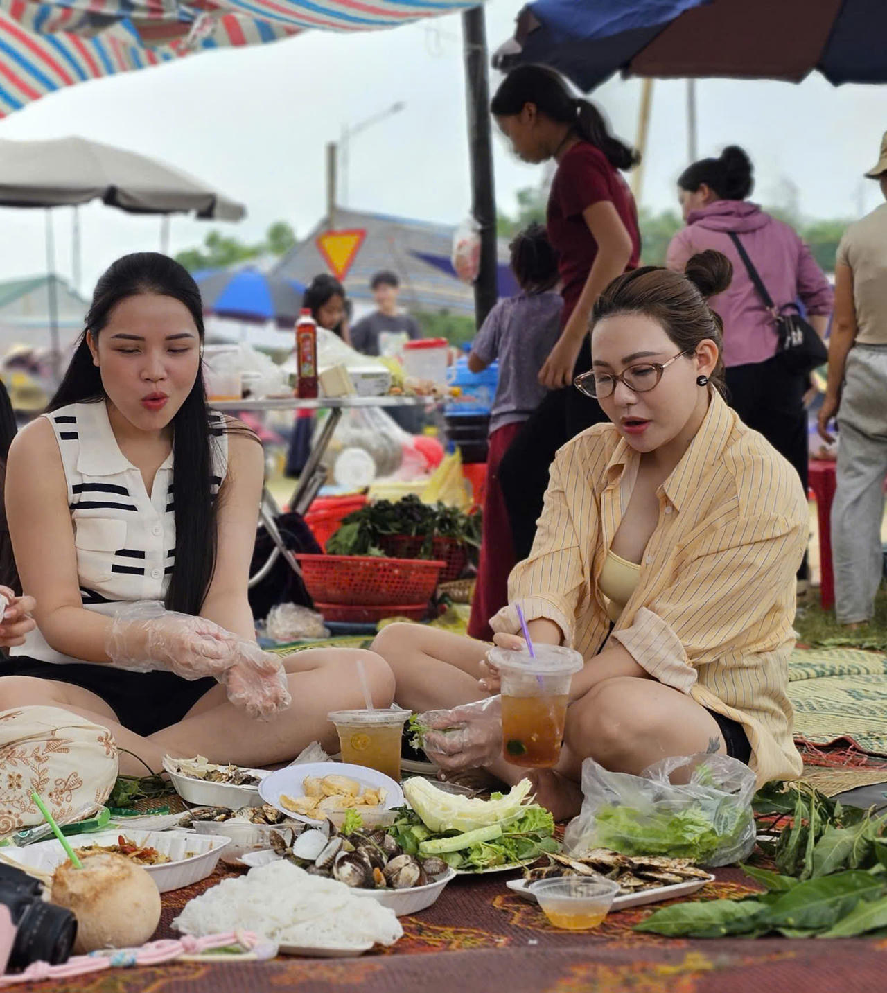 Nhiều bạn dù đường xa vẫn về Hải Châu thưởng thức món cá trích