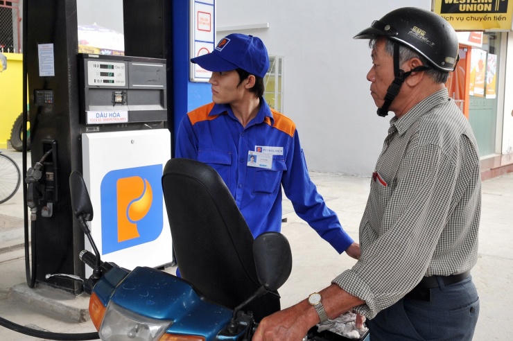 Giảm trong đêm, giá xăng RON95 về 24.332 đồng/lít 