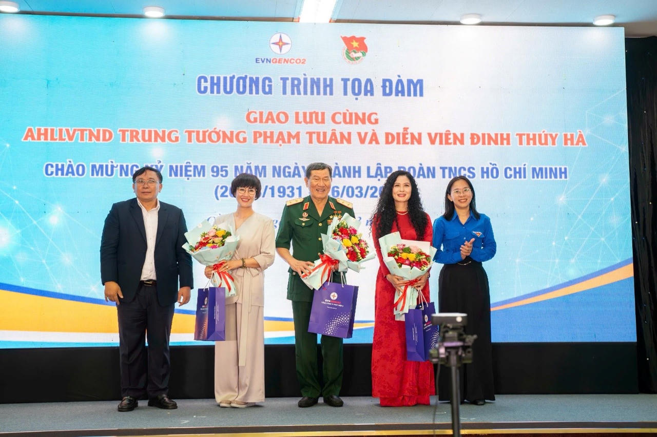 Lãnh đạo Tổng công ty tặng hoa thay cho lời tri ân sâu sắc đến các khách mời tham gia chương trình.