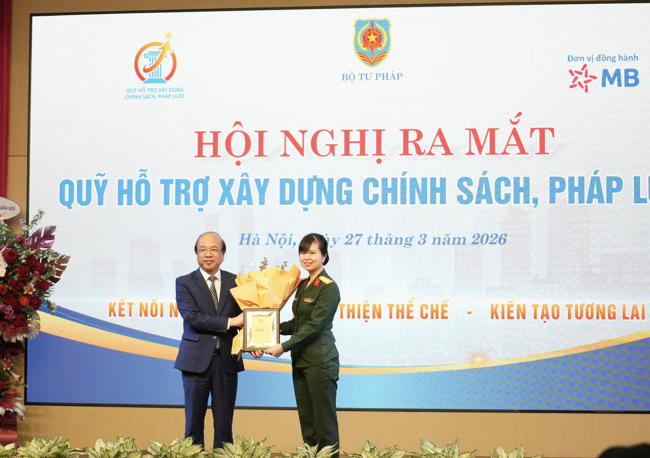 Thứ trưởng Phan Chí Hiếu vinh danh đại diện nhà tài trợ Ngân hàng TMCP Quân đội - Đại tá Nguyễn Thị Ngọc, Thành viên Ban điều hành MB.