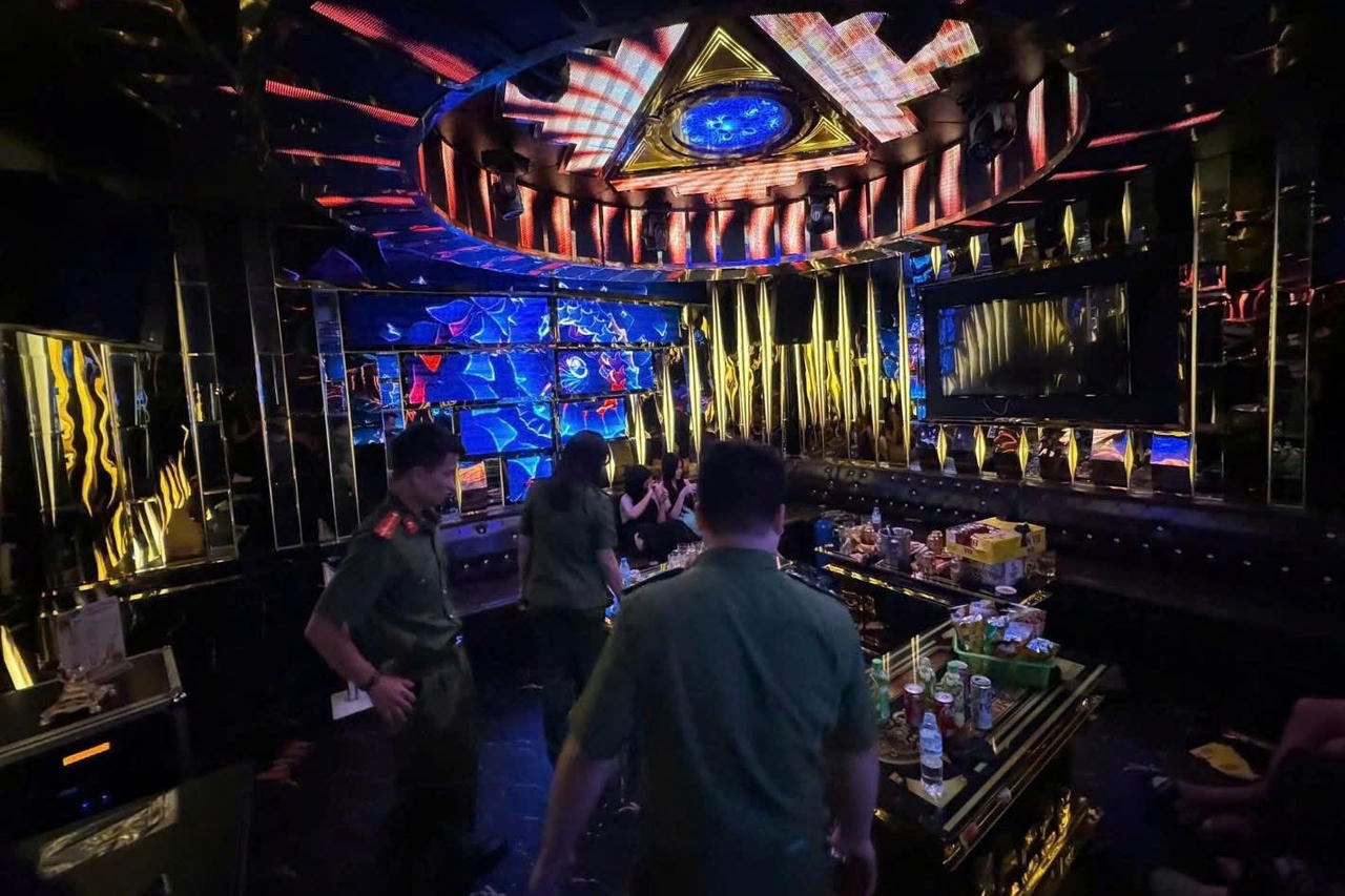 Lực lượng Công an tỉnh Thanh Hóa kiểm tra một cơ sở karaoke trên địa bàn.