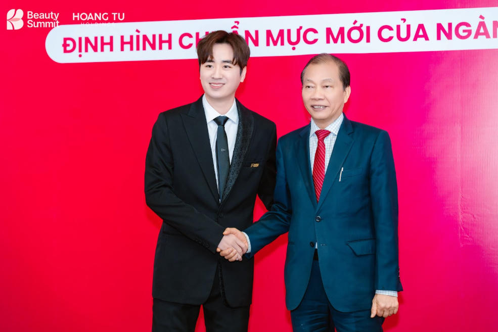 &Ocirc;ng Ho&agrave;ng Quang Ph&ograve;ng - Ph&oacute; Chủ tịch Li&ecirc;n đo&agrave;n Thương mại v&agrave; C&ocirc;ng nghiệp Việt Nam VCCI v&agrave; &Ocirc;ng Th&acirc;n Minh Ho&agrave;ng - CEO Ho&agrave;ng T&uacute; Holdings - Đại diện Beauty Summit (Từ phải qua).