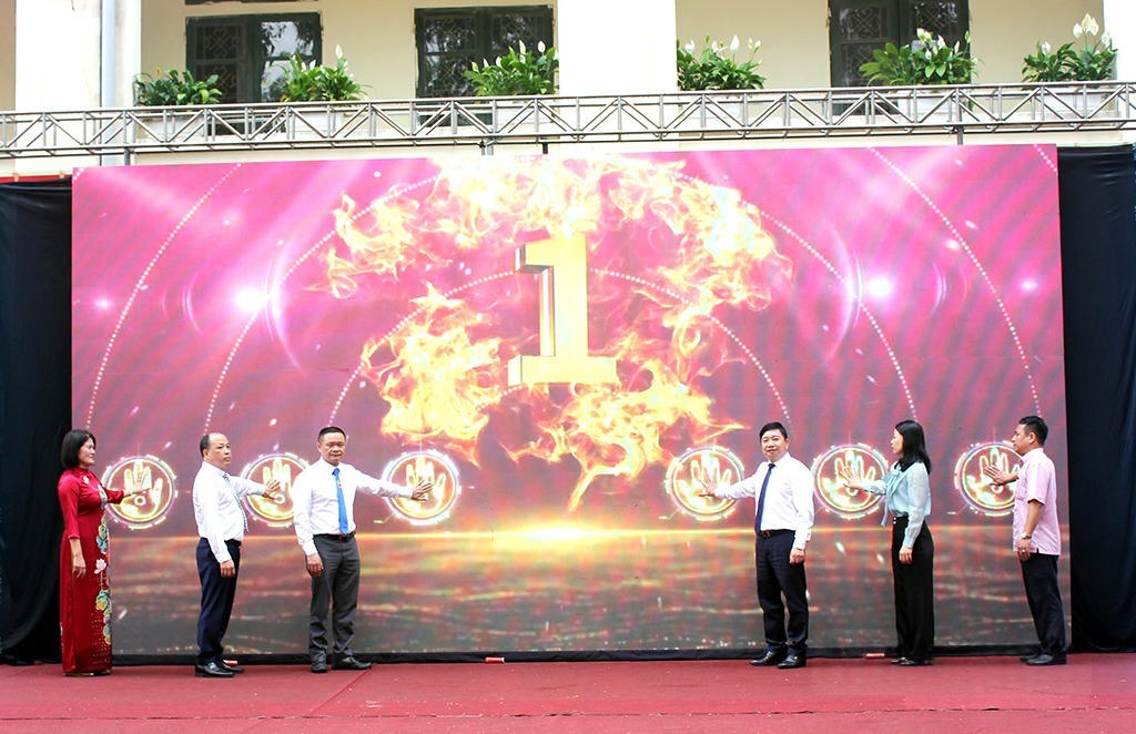 Lãnh đạo Sở Giáo dục, Ban Tuyên giáo và Dân vận Tỉnh ủy Ninh Bình, Liên đoàn Vovinam Việt Nam và các đại biểu thực hiện nghi thức phát động chương trình “Ngày hội đồng diễn Võ nhạc Vovinam học sinh phổ thông” (Ảnh: Thành Trung)