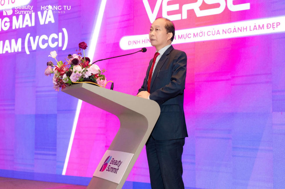 &Ocirc;ng Ho&agrave;ng Quang Ph&ograve;ng ph&aacute;t biểu tại họp b&aacute;o Beauty Summit.