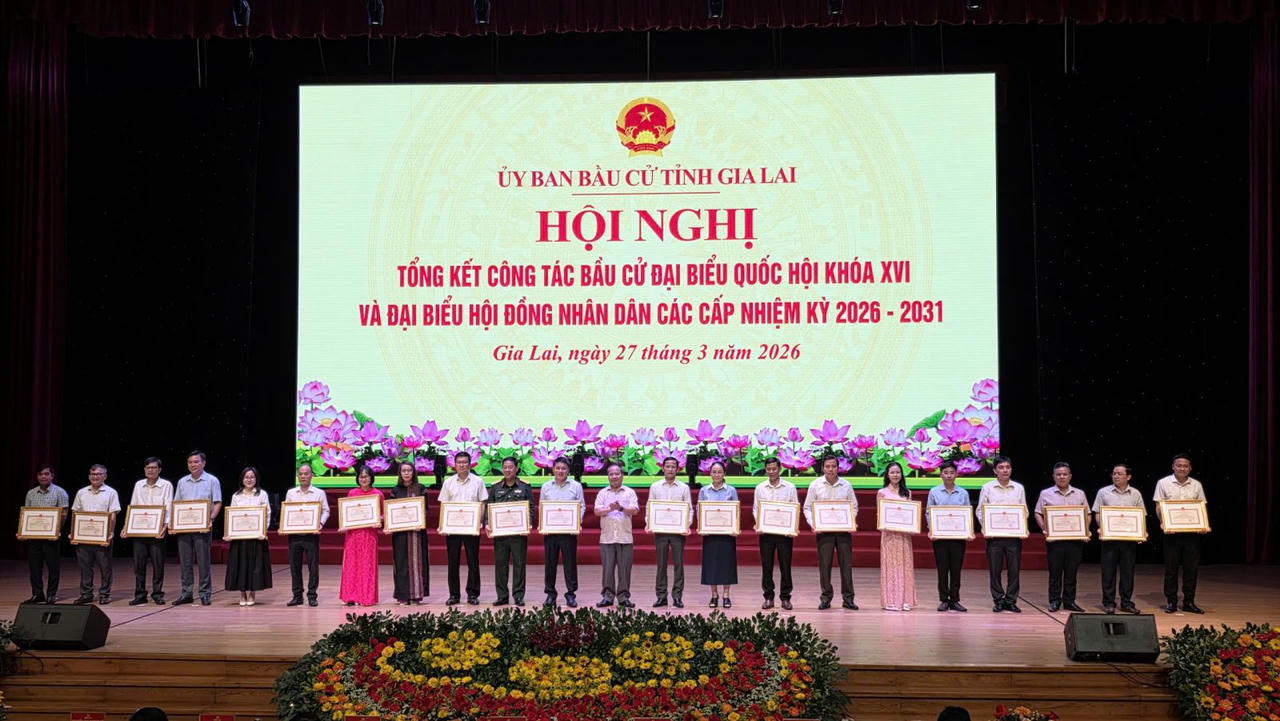 Các cá nhân được Chủ tịch UBND tỉnh Gia Lai tặng bằng khen vì có thành tích xuất sắc trong công tác tổ chức bầu cử.