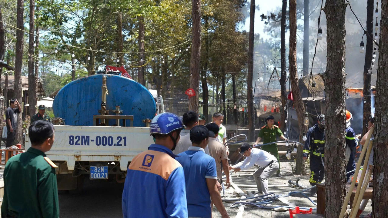 Lực lượng chức năng cùng người dân tham gia dập lửa, ngăn chặn cháy lan.&nbsp;