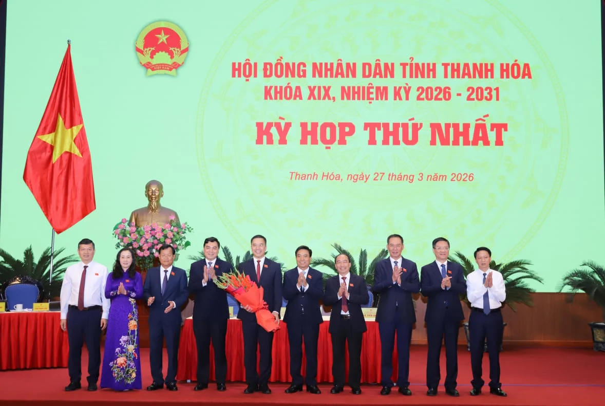 Các đại biểu HĐND tỉnh Thanh Hóa tặng hoa chúc mừng ông Nguyễn Hồng Phong.