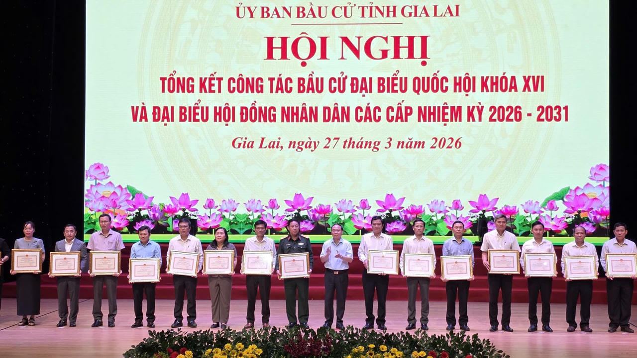Các tập thể được Chủ tịch UBND tỉnh Gia Lai tặng bằng khen vì có thành tích xuất sắc trong công tác tổ chức bầu cử.