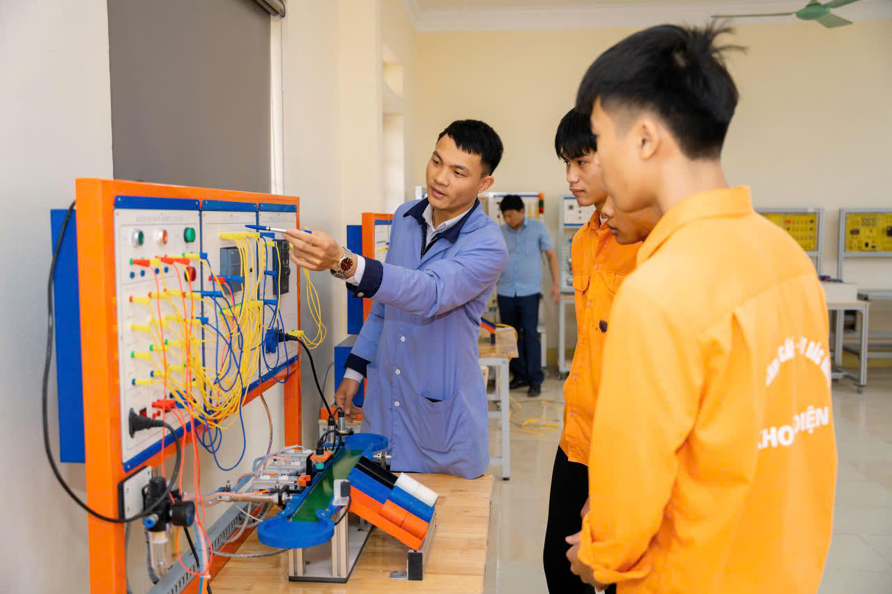 Đào tạo nghề điện tại Trường Trung cấp Kinh tế - Kỹ thuật Bắc Nghệ An. Ảnh: CSCC