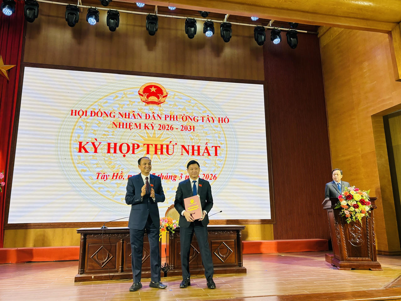 Đồng chí Bùi Tuấn Dương - Phó Chủ tịch UBND phường&nbsp;nhận giấy chứng nhận đại biểu HĐND phường. (Ảnh Thùy Dương)