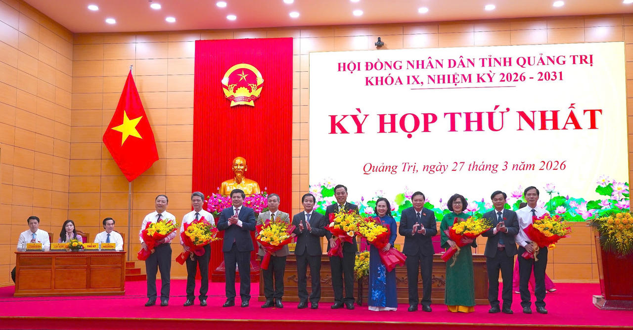 Lãnh đạo tỉnh Quảng Trị tặng hoa chúc mừng các ông, bà trúng cử các chức danh của HĐND tỉnh nhiệm kỳ 2026-2031.