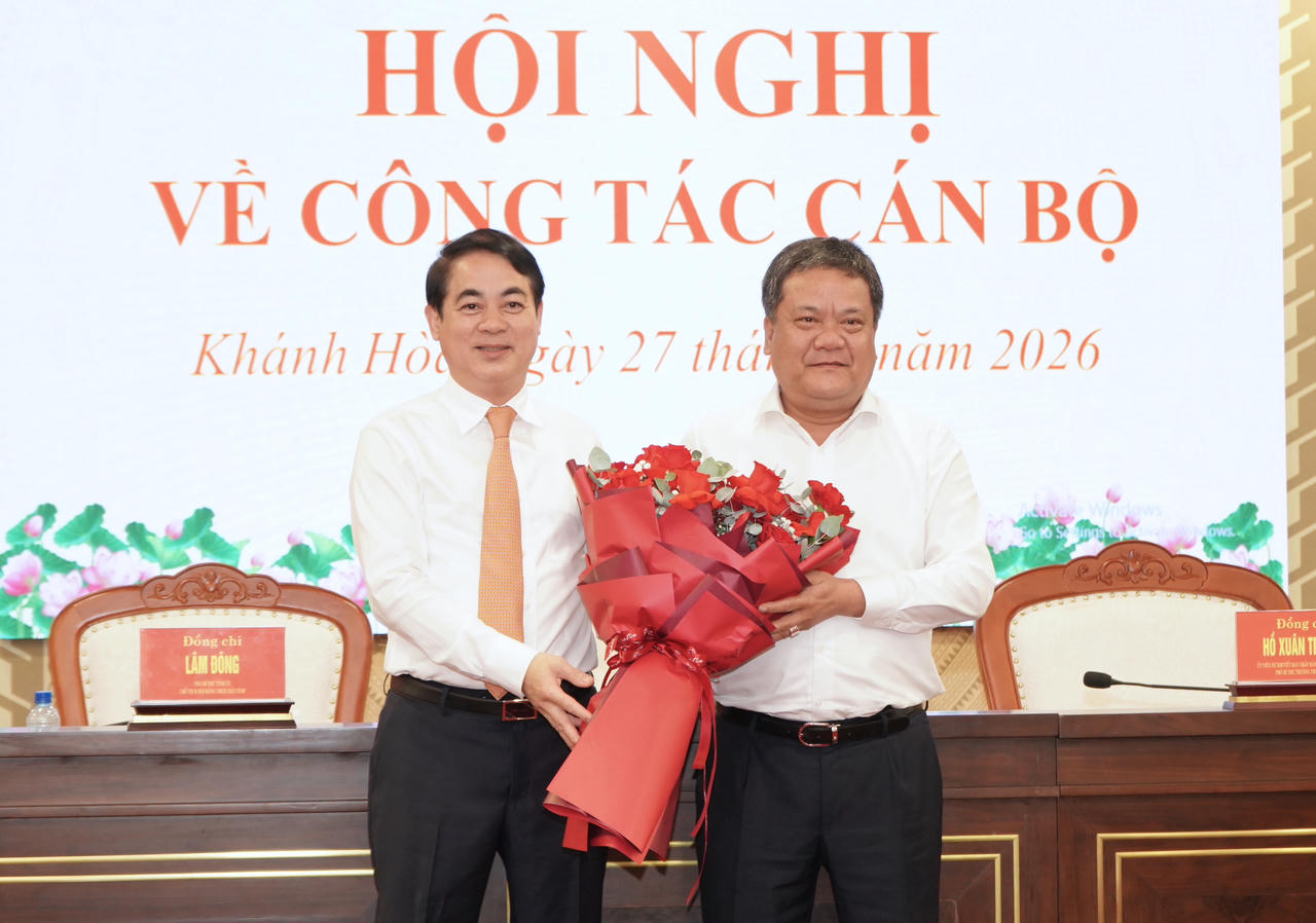 Ông Trần Phong (phải) và ông Nghiêm Xuân Thành (trái) tại hội nghị.