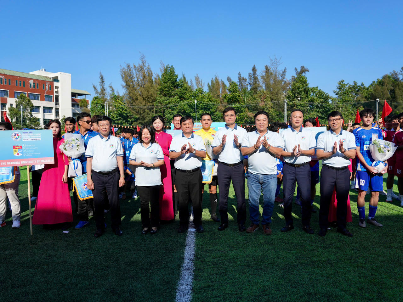 Các đại biểu thực hiện nghi thức khai mạc ngày hội bóng đá sinh viên quốc tế.