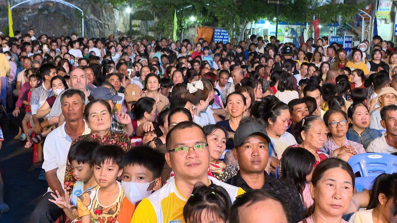 Người dân xem chương trình nghệ thuật