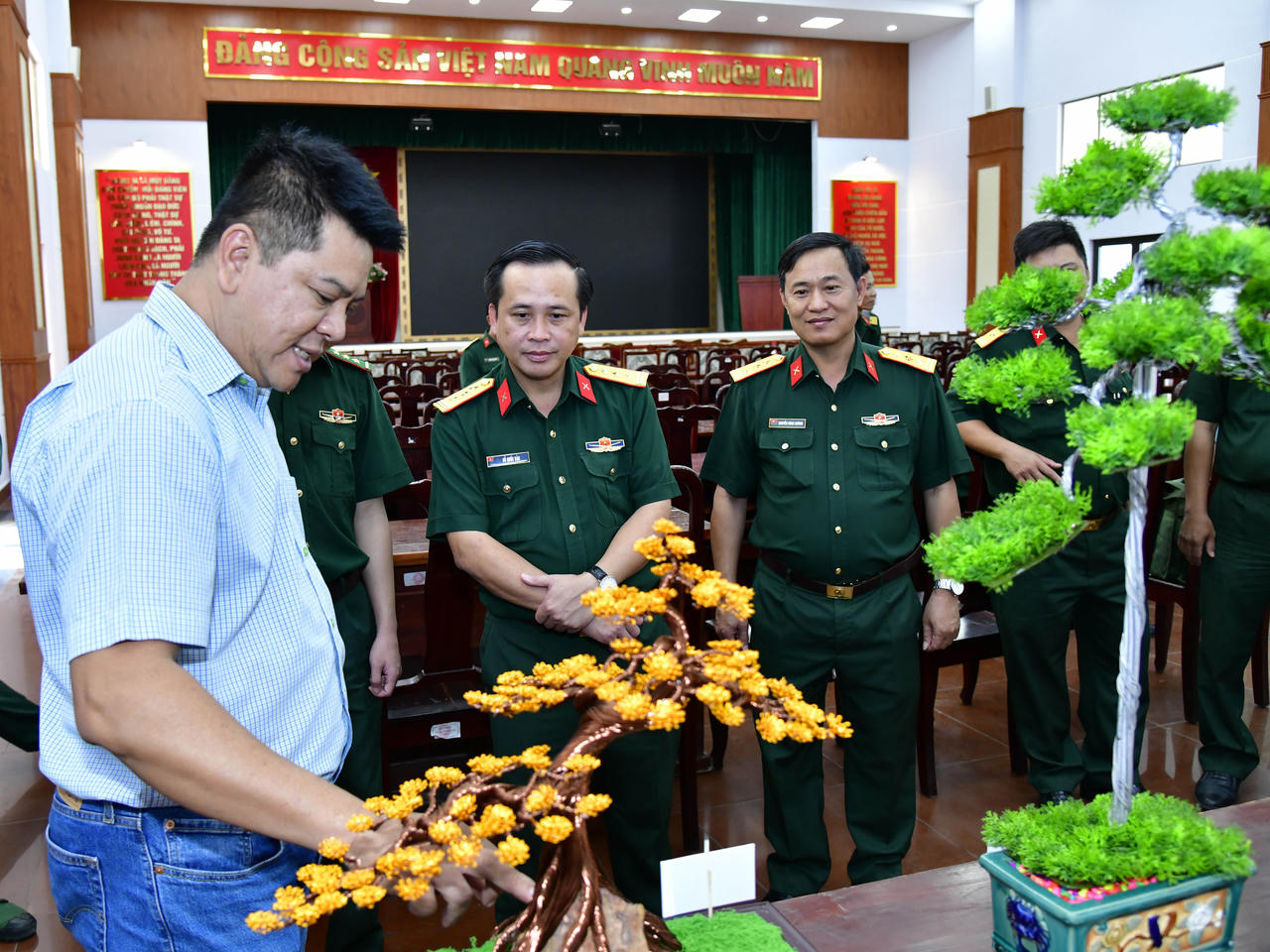 Những tác phẩm bonsai nghệ thuật do cán bộ, chiến sĩ thực hiện