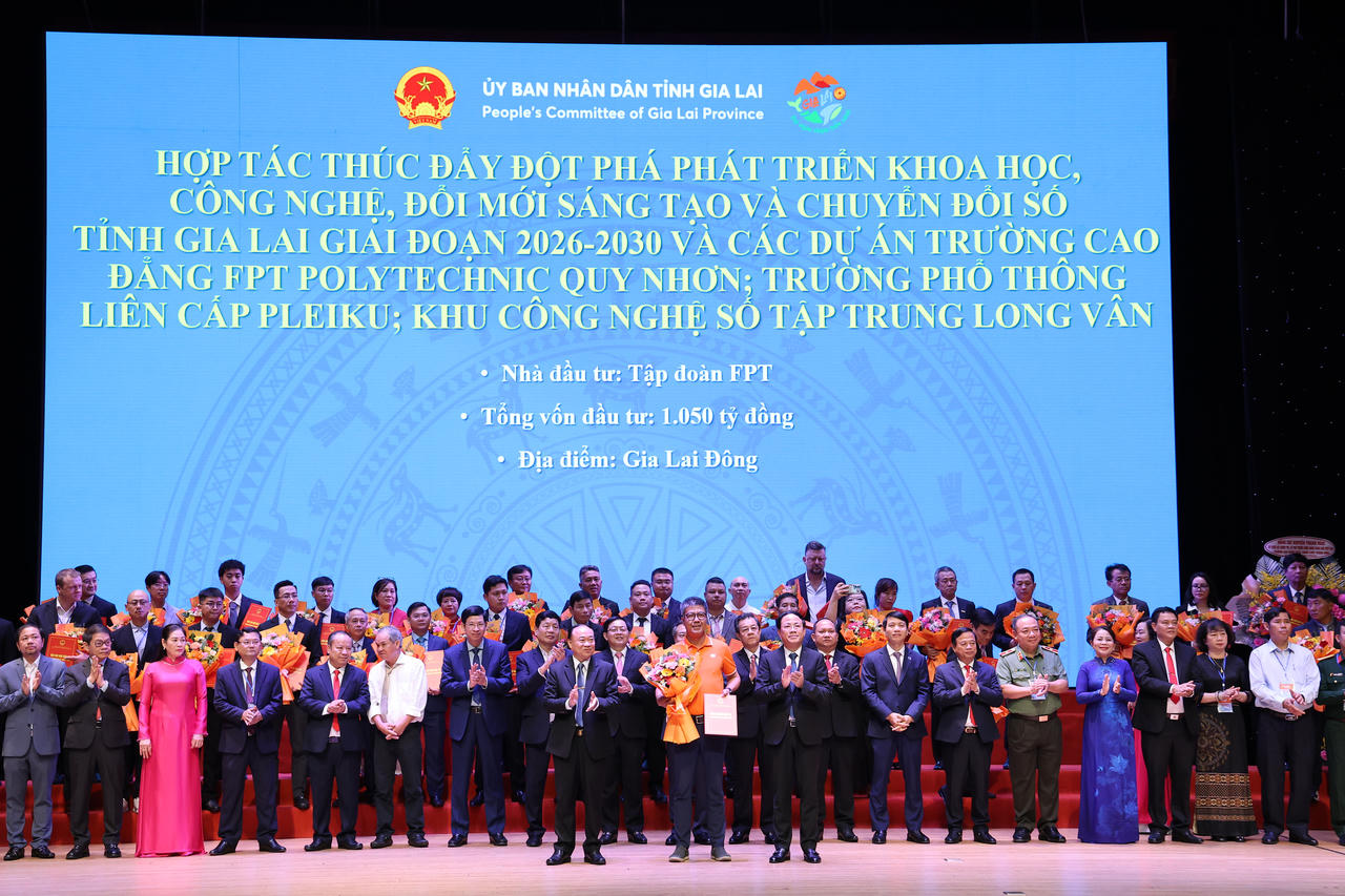 Trao biên bản ghi nhớ hợp tác đầu tư cho các dự án Trường Cao đẳng FPT Polytechnic Quy Nhơn; Trường phổ thông liên cấp Pleiku; Khu công nghệ số tập trung Long Vân với tổng vốn đầu tư dự kiến 1.050 tỷ đồng.