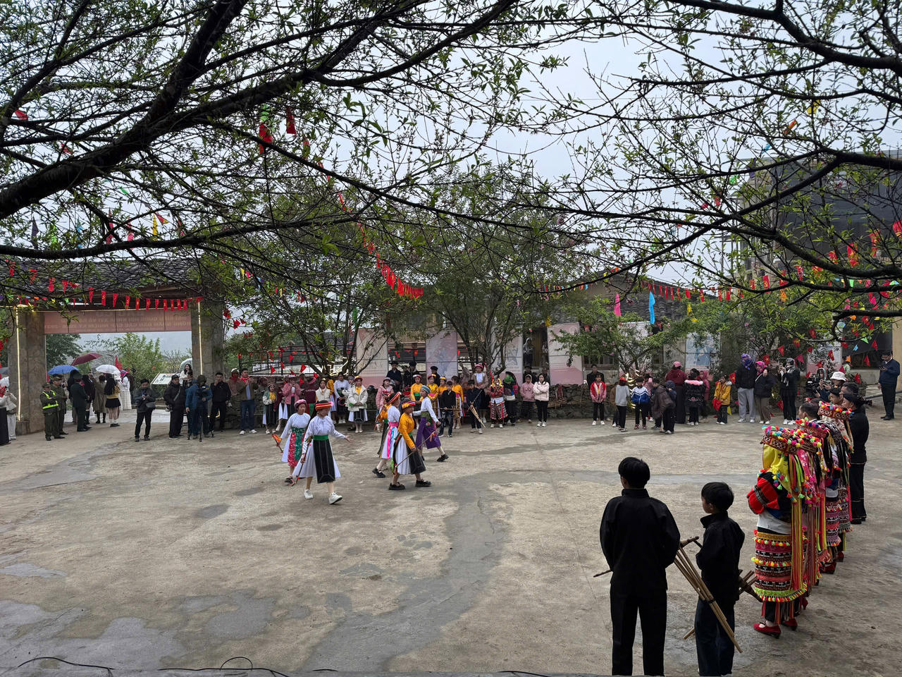 Bản sắc truyền thống của các dân tộc tại Tuyên Quang thu hút khách du lịch đến thăm quan và trải nghiệm. (Ảnh: Lê Hanh)