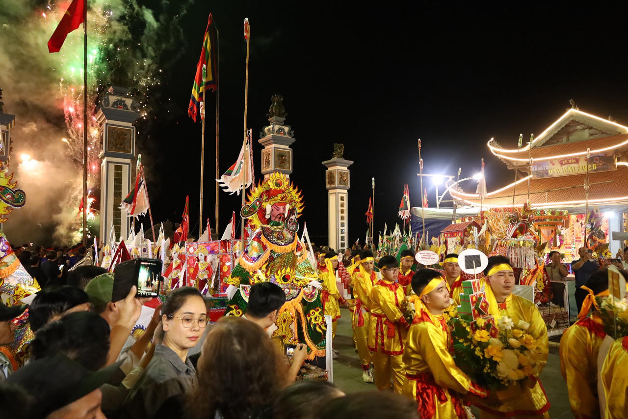 Lung linh đêm hội đảo Dấu Đồ Sơn