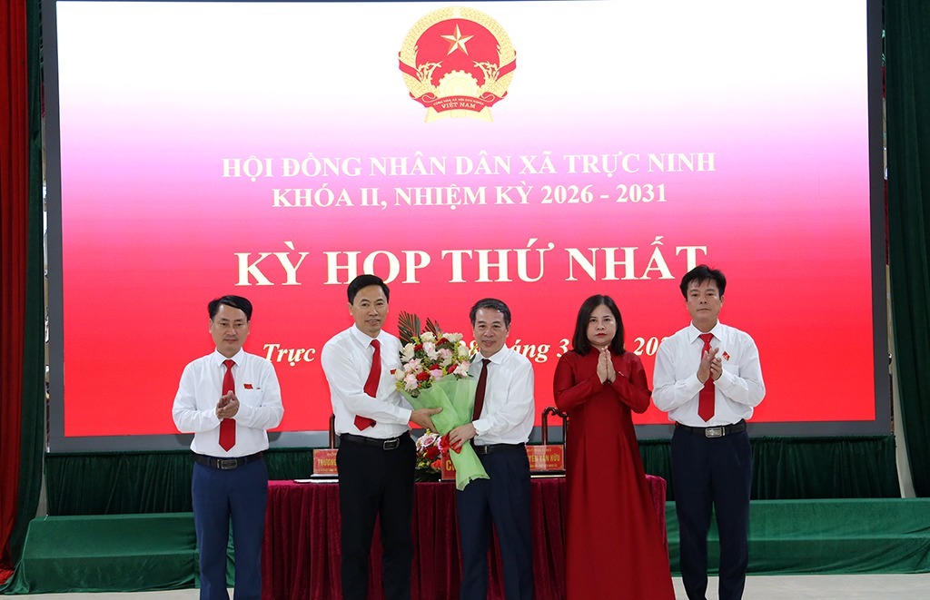 Ông&nbsp;Bùi Hoàng Hà - Phó Chủ tịch Thường trực HĐND tỉnh Ninh Bình tặng hoa chúc mừng Thường trực HĐND xã Trực Ninh khóa II, nhiệm kỳ 2026-2031.