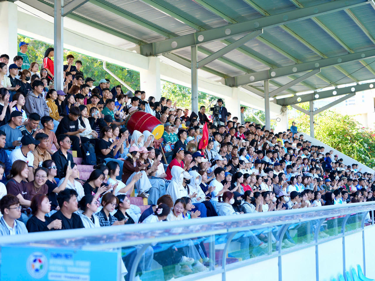 Hàng nghìn khán giả đến sân cổ vũ các trận đấu thuộc Giải bóng đá Thanh niên Sinh viên quốc tế 2026.