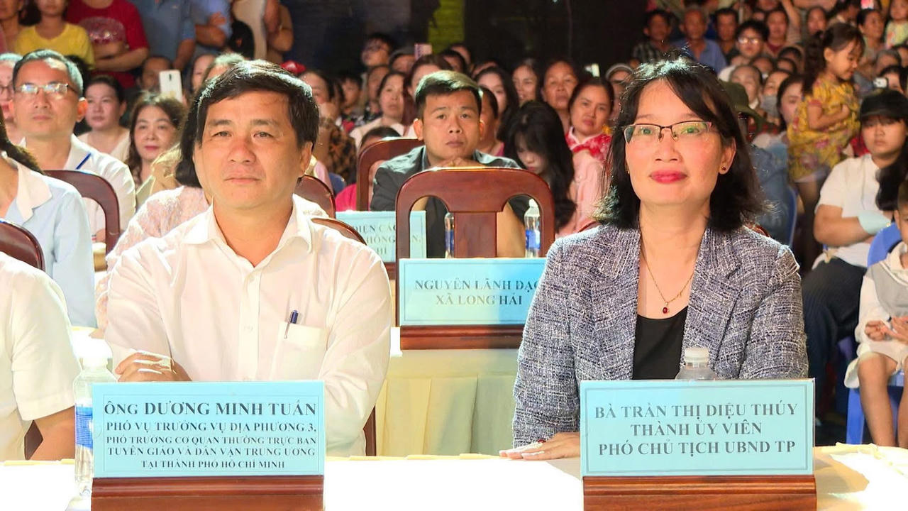 Lãnh đạo Trung ương và lãnh đạo TP HCM dự buổi lễ.