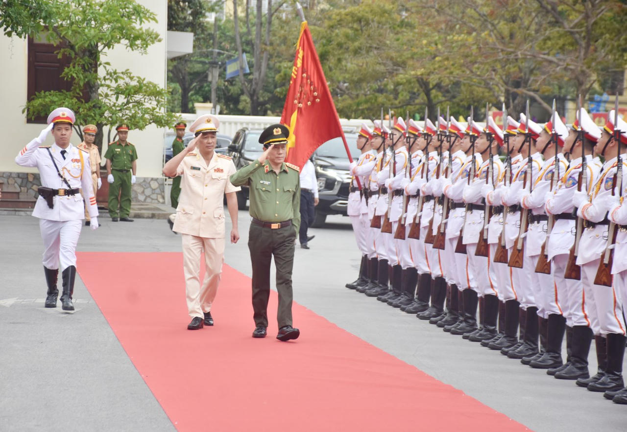 Bộ trưởng Lương Tam Quang duyệt đội danh dự Công an nhân dân Thanh Hóa.
