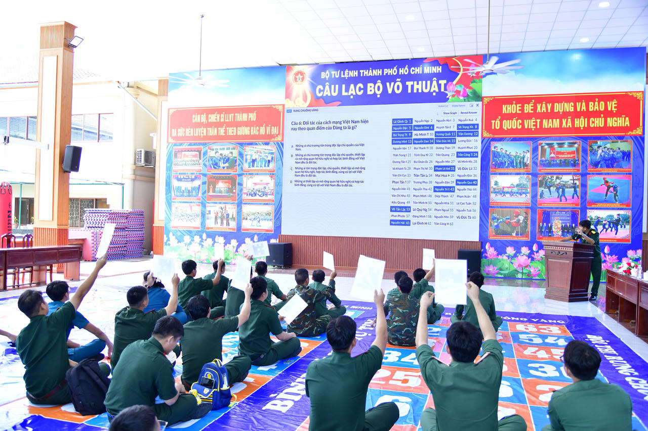 Cán bộ, chiến sĩ LLVT Thành phố hào hứng tham gia phần thi “Rung Chuông vàng” tìm hiểu kiến thức lịch sử, truyền thống và pháp luật