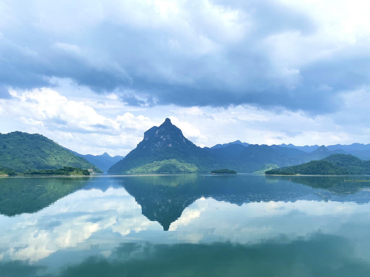 Na Hang - Lâm Bình được ví như “Hạ Long giữa đại ngàn”. (Ảnh: Lê Hanh)