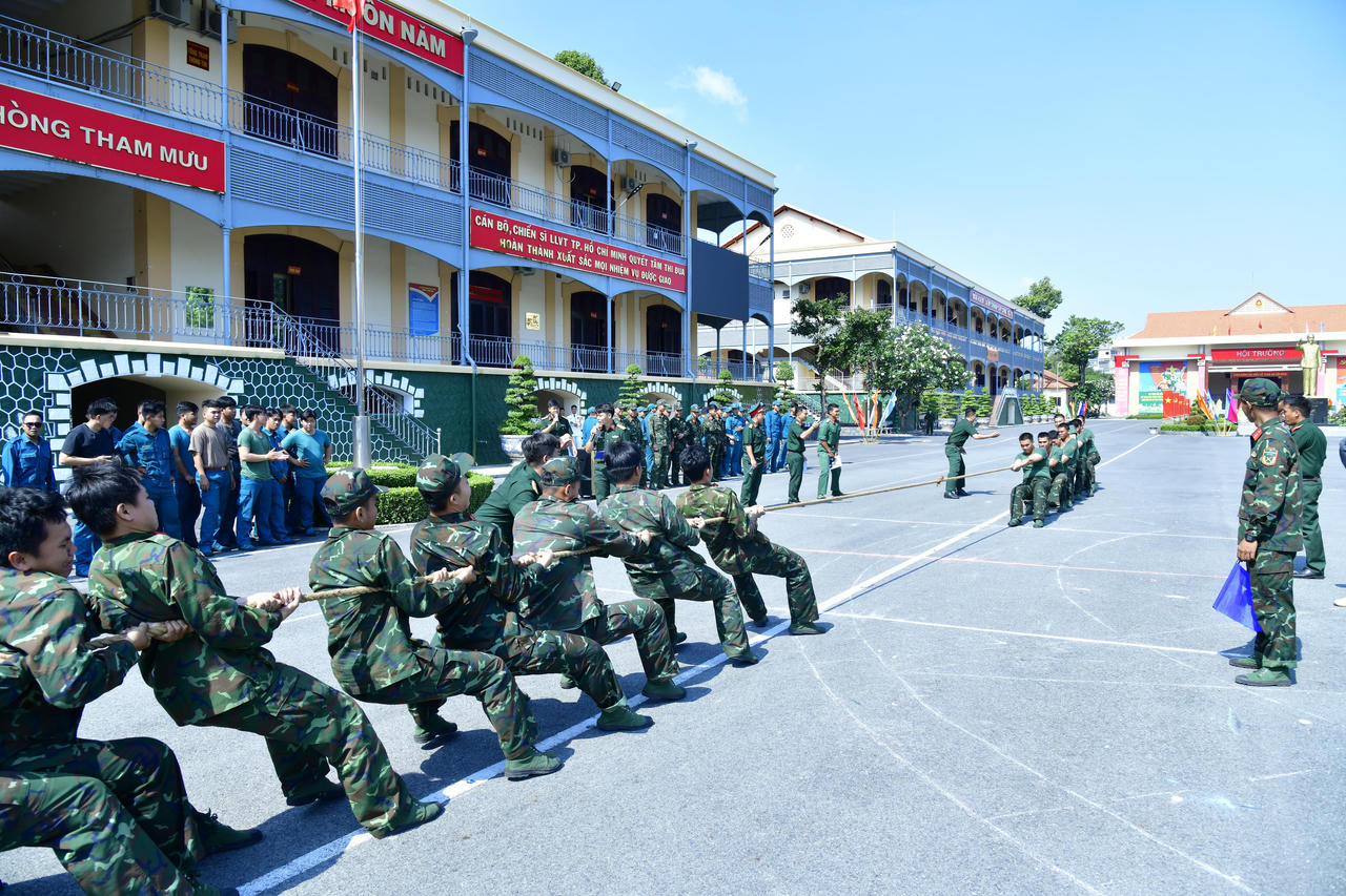 Các đội thi sôi nổi tranh tài ở nội dung kéo co